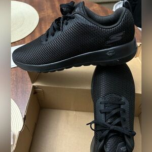 Never worn Size 9 Skechers Go-walk with box